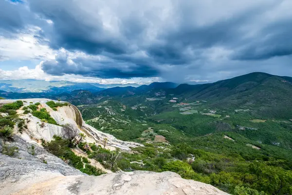 Hierve el agua, Meksika, Oaxaca 'daki dağların arasında taşlaşmış şelaleleri olan doğal bir mucize.