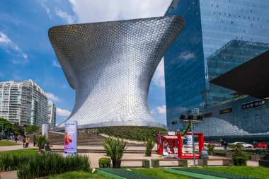 MEXICO ŞEHRİ, MEXICO - 8 Ağustos 2024: Mexico City Plaza Carso 'daki Soumaya Müzesi