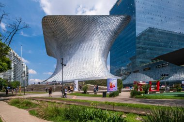 MEXICO ŞEHRİ, MEXICO - 8 Ağustos 2024: Mexico City Plaza Carso 'daki Soumaya Müzesi