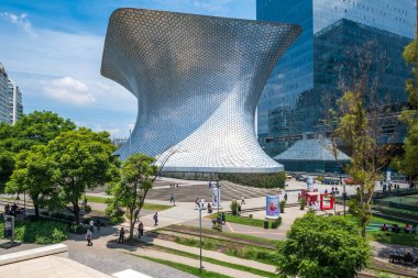 MEXICO ŞEHRİ, MEXICO - 8 Ağustos 2024: Mexico City Plaza Carso 'daki Soumaya Müzesi