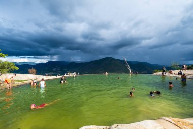 OAXACA, MEXICO - 15 Ağustos 2024: Hierve el agua 'daki doğal havuz, Meksika' nın Oaxaca kentindeki dağlarda bir doğa harikası
