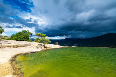 Hierve el agua 'daki doğal havuz, Oaxaca, Meksika' daki dağlarda bir doğa harikası.