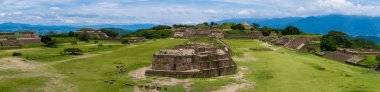 Meksika, Oaxaca 'daki büyük bir arkeolojik alan olan Monte Alban harabelerinin paoramik manzarası