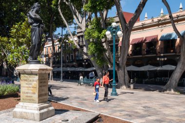 PUEBLA, MEXICO - 13 AĞUSTOS 2024: Meksika 'nın Puebla kentinin tarihi merkezindeki Zocalo veya merkez kare