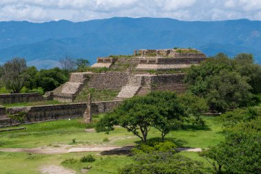 Oaxaca, Meksika 'daki büyük bir Kolombiya öncesi arkeoloji alanı olan Monte Alban kalıntıları.