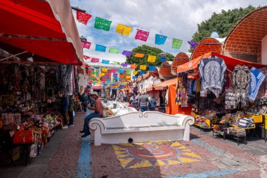 PUEBLA, MEXICO - 12 Ağustos 2024: El Parian, Puebla 'daki en büyük geleneksel el işi pazarı. Puebla City 'nin en çok ziyaret edilen turistik merkezlerinden biridir.