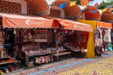 PUEBLA, MEXICO - 12 Ağustos 2024: El Parian, Puebla 'daki en büyük geleneksel el işi pazarı. Puebla City 'nin en çok ziyaret edilen turistik merkezlerinden biridir.