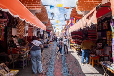 PUEBLA, MEXICO - 12 Ağustos 2024: El Parian, Puebla 'daki en büyük geleneksel el işi pazarı. Puebla City 'nin en çok ziyaret edilen turistik merkezlerinden biridir.