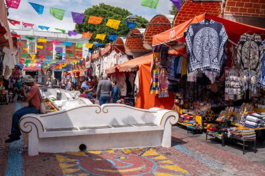 PUEBLA, MEXICO - 12 Ağustos 2024: El Parian, Puebla 'daki en büyük geleneksel el işi pazarı. Puebla City 'nin en çok ziyaret edilen turistik merkezlerinden biridir.