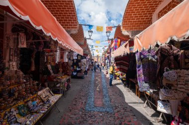 PUEBLA, MEXICO - 12 Ağustos 2024: El Parian, Puebla 'daki en büyük geleneksel el işi pazarı. Puebla City 'nin en çok ziyaret edilen turistik merkezlerinden biridir.