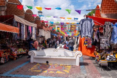 PUEBLA, MEXICO - 12 Ağustos 2024: El Parian, Puebla 'daki en büyük geleneksel el işi pazarı. Puebla City 'nin en çok ziyaret edilen turistik merkezlerinden biridir.