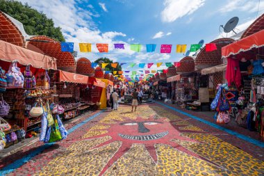 PUEBLA, MEXICO - 12 Ağustos 2024: El Parian, Puebla 'daki en büyük geleneksel el işi pazarı. Puebla City 'nin en çok ziyaret edilen turistik merkezlerinden biridir.