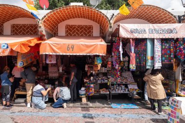 PUEBLA, MEXICO - 12 Ağustos 2024: El Parian, Puebla 'daki en büyük geleneksel el işi pazarı. Puebla City 'nin en çok ziyaret edilen turistik merkezlerinden biridir.