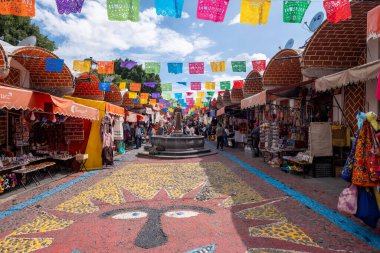 PUEBLA, MEXICO - 12 Ağustos 2024: El Parian, Puebla 'daki en büyük geleneksel el işi pazarı. Puebla City 'nin en çok ziyaret edilen turistik merkezlerinden biridir.