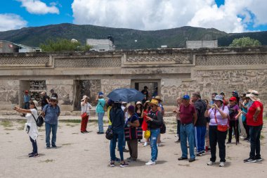 OAXACA, MEXICO - 15 Ağustos 2024: Oaxaca, Meksika 'daki Mitla arkeolojik sahasında turistler