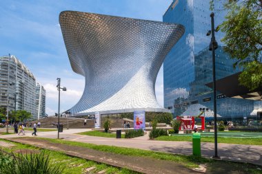 MEXICO ŞEHRİ, MEXICO - 7 Ağustos 2024: Mexico City Plaza Carso 'daki Soumaya Müzesi