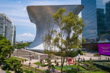 MEXICO ŞEHRİ, MEXICO - 7 Ağustos 2024: Mexico City Plaza Carso 'daki Soumaya Müzesi