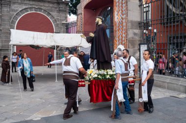 PUEBLA, MEXICO - 10 AĞUSTOS 2024: Assisi 'li Aziz Francis' in resmini Puebla sokaklarında taşıyan dini geçit töreni.