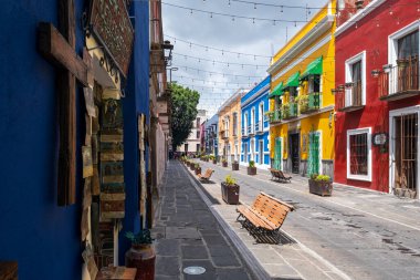 PUEBLA, MEXICO - 10 Ağustos 2024: Callejon de los Sapos, Puebla kentinin en ilginç ve renkli sokaklarından biri
