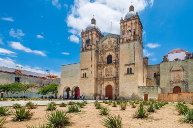 OAXACA, MEXICO - 20 AĞUSTOS 2022: Oaxaca, Meksika 'daki Santo Domingo de Guzman Kilisesi ve manastırı. 