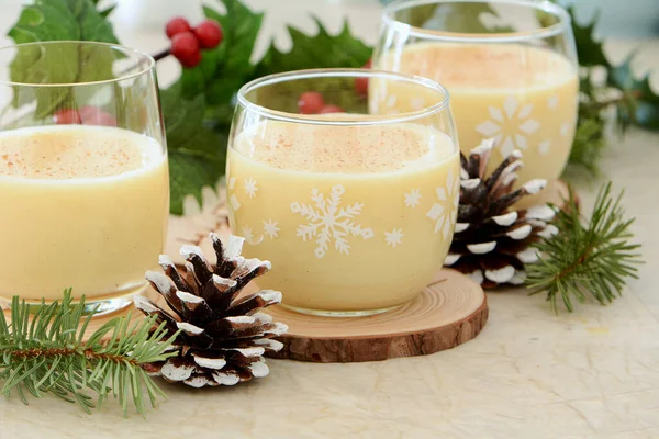 圣诞气氛中的传统蛋酒 有选择地聚焦于中间玻璃的水平格式 — 图库照片