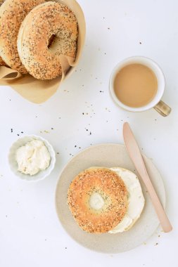 Krem peynirli ve düz kahve formatında ekilmiş simit. Sağlıklı besleyici kahvaltı.