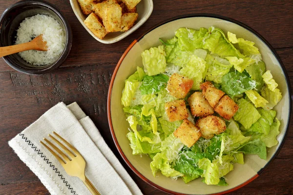 Frischer Und Gesunder Caesar Salat Mit Römersalat Geriebenem Parmesan Und — Stockfoto