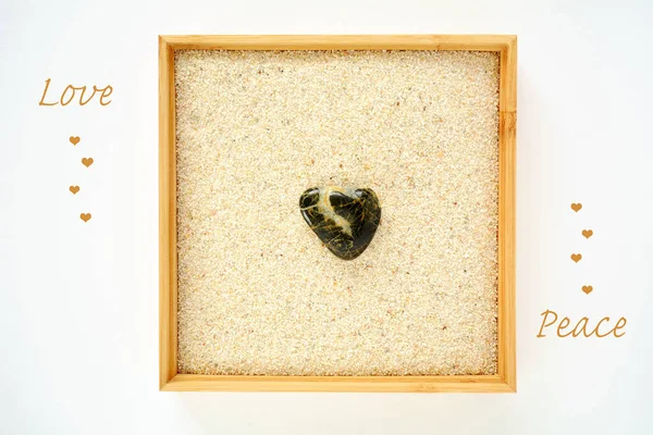 Hartvormige Stenen Set Zand Bamboe Dienblad Vertegenwoordigt Een Eenvoudige Zen — Stockfoto