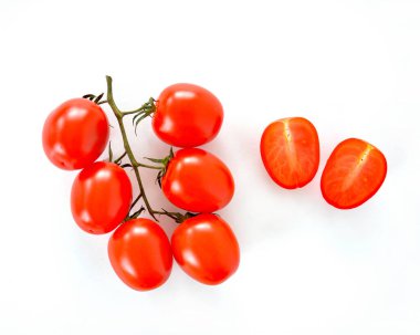 Düet Bebek Romanella domatesleri, beyaz arka planda düz konumda bulunan yumurta şeklindeki çok renkli domateslerdir. Metin için yeri olan yatay biçim