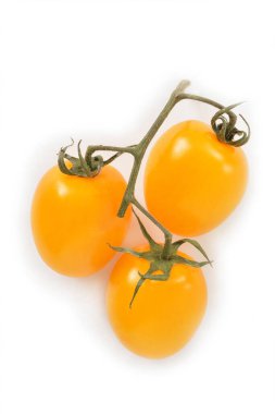 Düet Bebek Romanella domatesleri, beyaz arka planda düz konumda bulunan yumurta şeklindeki çok renkli domateslerdir. Metin için yeri olan dikey biçim
