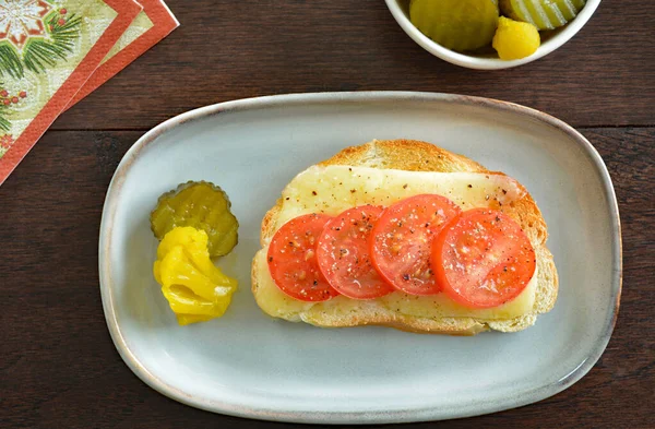 Gerösteter Cheddar Käse Und Rote Romanella Tomate Mit Süßen Essiggurken — Stockfoto