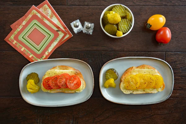 Gerösteter Cheddar Käse Und Romanella Tomaten Mit Süßen Essiggurken Auf — Stockfoto