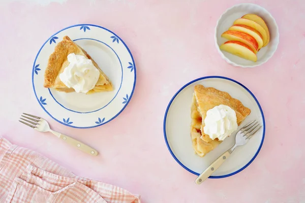 Frisch Gebackene Apfelkuchenkeile Mit Schlagsahne Auf Blauen Und Weißen Tellern — Stockfoto