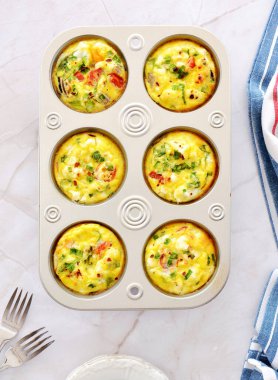 Sağlıklı frittata kahvaltı çörekleri domates soslu süt, dolma biber, feta peyniri, kuşkonmaz, turp ve yeşil soğan düz konumda..