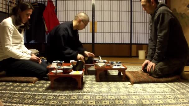 日本之行期间 夫妻二人在爱琴寺共进晚餐 — 图库视频影像