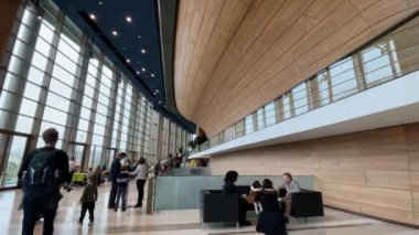 Budapeşte, Macaristan 'daki Modern Sanat Sarayı' nın ziyaretçileri, Mart 2023 dolaylarında