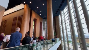 Budapeşte, Macaristan 'daki Modern Sanat Sarayı' nın ziyaretçileri, Mart 2023 dolaylarında