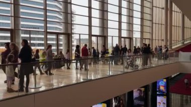 Budapeşte, Macaristan 'daki Modern Sanat Sarayı' nın ziyaretçileri, Mart 2023 dolaylarında