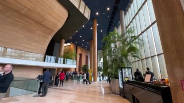 Budapeşte, Macaristan 'daki Modern Sanat Sarayı' nın ziyaretçileri, Mart 2023 dolaylarında