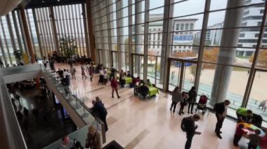 Budapeşte, Macaristan 'daki Modern Sanat Sarayı' nın ziyaretçileri, Mart 2023 dolaylarında