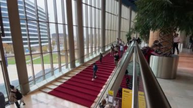 Budapeşte, Macaristan 'daki Modern Sanat Sarayı' nın ziyaretçileri, Mart 2023 dolaylarında