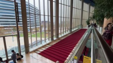 Budapeşte, Macaristan 'daki Modern Sanat Sarayı' nın ziyaretçileri, Mart 2023 dolaylarında