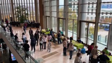 Budapeşte, Macaristan 'daki Modern Sanat Sarayı' nın ziyaretçileri, Mart 2023 dolaylarında