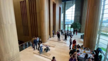 Budapeşte, Macaristan 'daki Modern Sanat Sarayı' nın ziyaretçileri, Mart 2023 dolaylarında