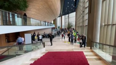 Budapeşte, Macaristan 'daki Modern Sanat Sarayı' nın ziyaretçileri, Mart 2023 dolaylarında