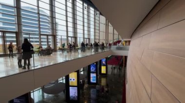 Budapeşte, Macaristan 'daki Modern Sanat Sarayı' nın ziyaretçileri, Mart 2023 dolaylarında