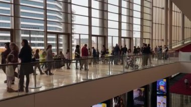 Budapeşte, Macaristan 'daki Modern Sanat Sarayı' nın ziyaretçileri, Mart 2023 dolaylarında