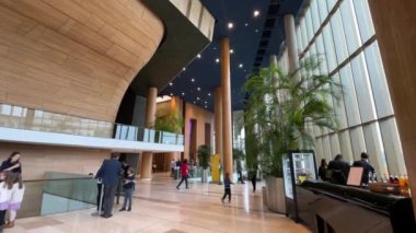 Budapeşte, Macaristan 'daki Modern Sanat Sarayı' nın ziyaretçileri, Mart 2023 dolaylarında