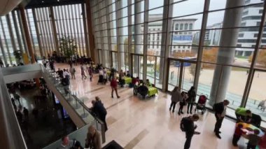 Budapeşte, Macaristan 'daki Modern Sanat Sarayı' nın ziyaretçileri, Mart 2023 dolaylarında