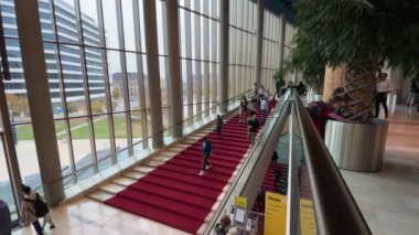 Budapeşte, Macaristan 'daki Modern Sanat Sarayı' nın ziyaretçileri, Mart 2023 dolaylarında